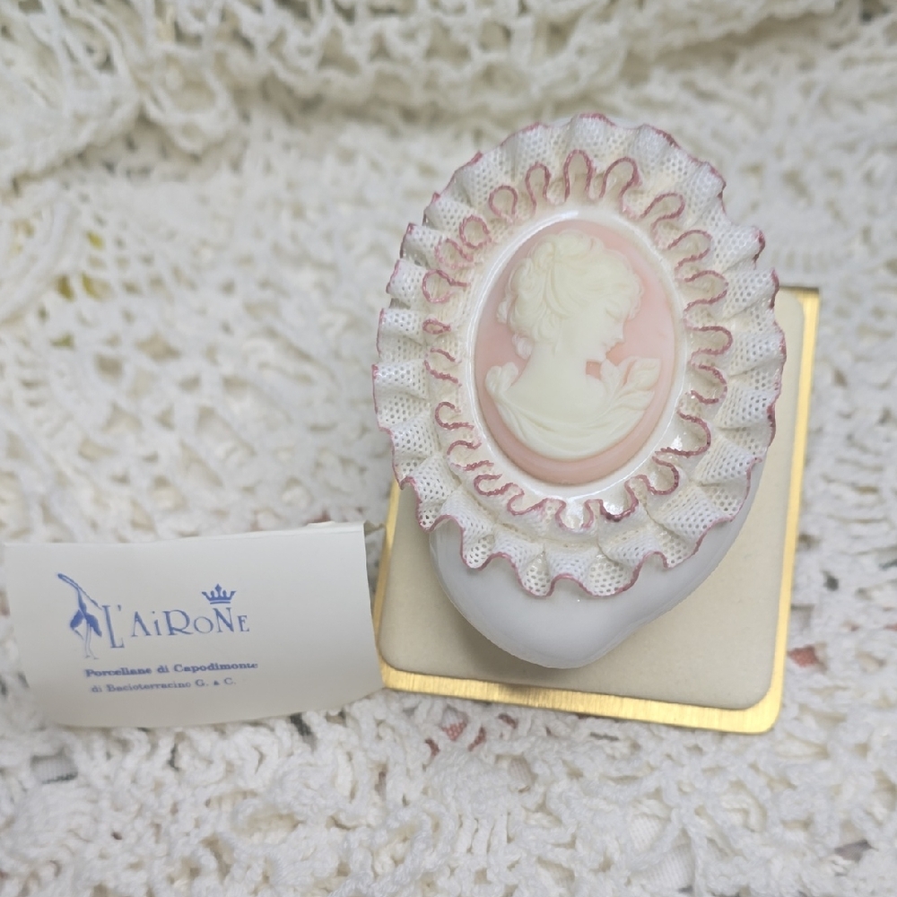 L'Airone Porcellane Di Capodimonte Pink and White Cameo Trinket Box, Vintage